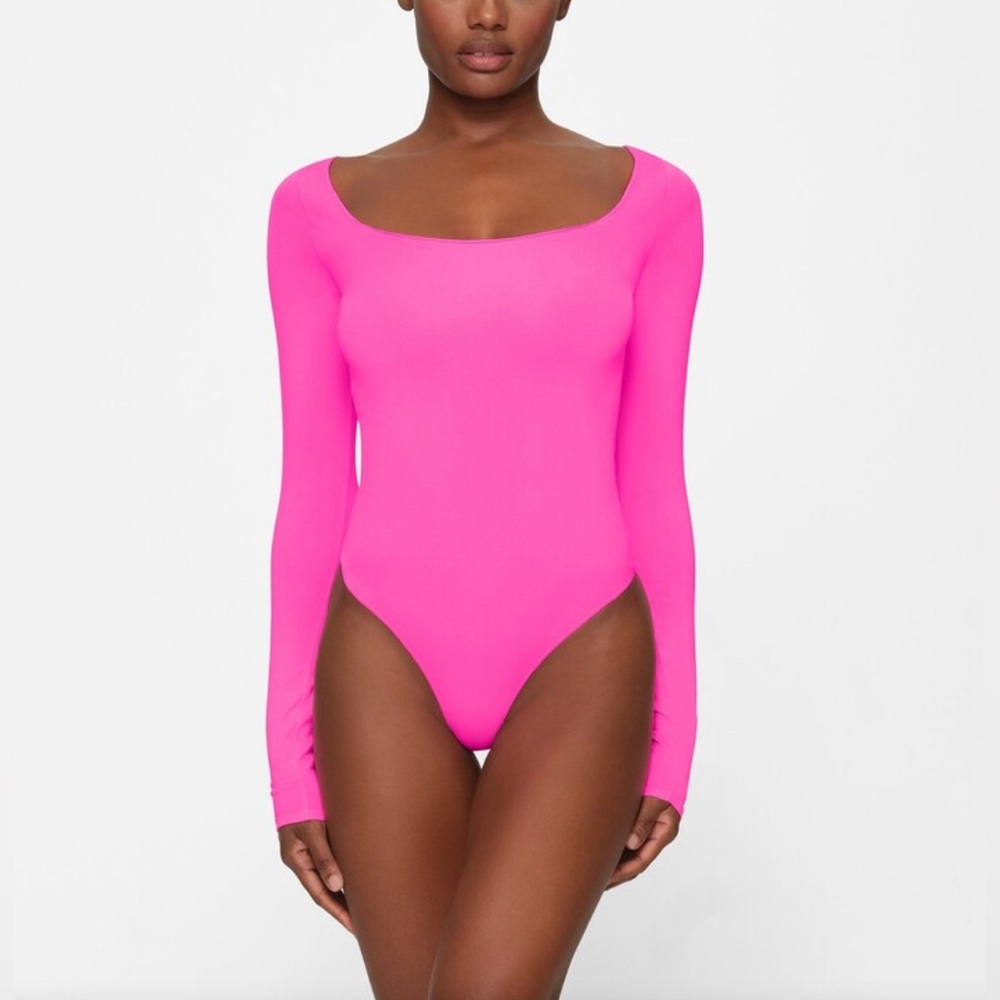SKIMS ESSENTIAL BODYSUITS Long Sleeve Scoop Neck Bodysuit | Pink Highlighter